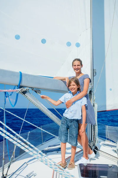 Мальчик с сестрой на борту парусной яхты в летнем круизе. — стоковое фото