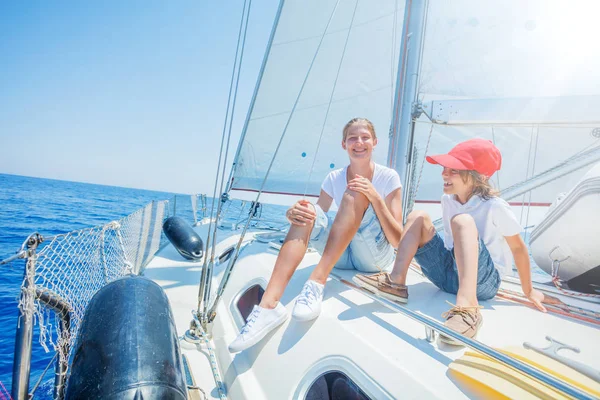 여름 유람선을 타고 있는 여동생과 함께 있는 소년. — 스톡 사진