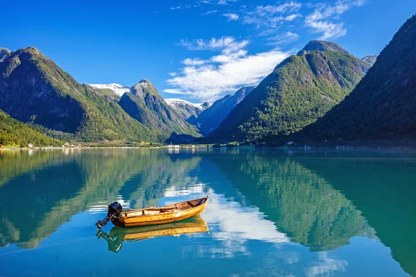 Hermosa naturaleza Noruega paisaje natural con fiordo, barco y montaña . — Foto de Stock