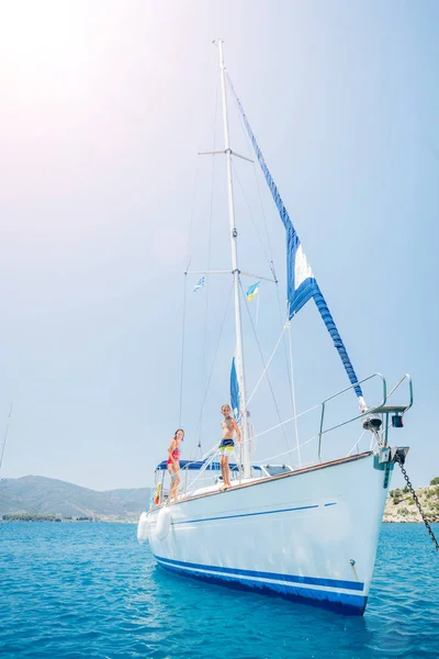 Pojke hoppa i havet av sailing yacht på sommaren kryssning. Resa äventyr, segling med barn på semester. — Stockfoto