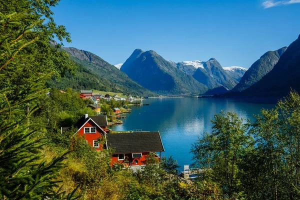 Krásné přírody Norsko přírody. Úžasné červené rybářský domek na fjord. Krásná příroda s modrou oblohu, odraz ve vodě a rybářského domu. Norsko — Stock fotografie