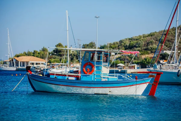 Vissersboot in een kalm water. Houten oude houten vissersboot. — Stockfoto