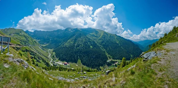 Transfagarasan passerar på sommaren. Transfagarasan korsar Karpaterna i Rumänien och är en av de mest spektakulära bergsvägarna i världen. — Stockfoto