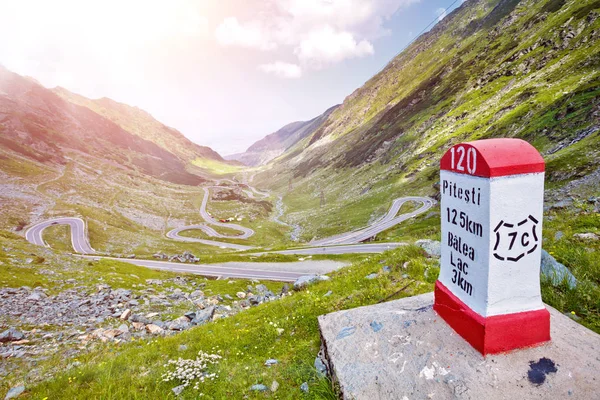 Transfagarasan pas in de zomer. Transfagarasan, een van de meest spectaculaire bergwegen ter wereld, steekt de Karpaten over in Roemenië.. — Stockfoto