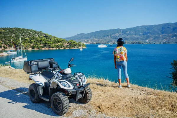 Küçük çocuk sürme dört Kiralama. Quadricycle şirin çocuk. Yunanistan adada motor çapraz sporları. Kids yaz tatil hareket. — Stok fotoğraf