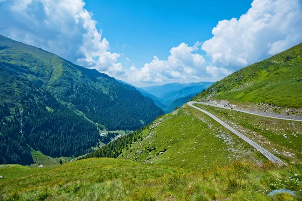 Transfagarasan pasar en verano. Cruzando montañas Cárpatas en Rumania, Transfagarasan es uno de los caminos de montaña más espectaculares del mundo . — Foto de Stock