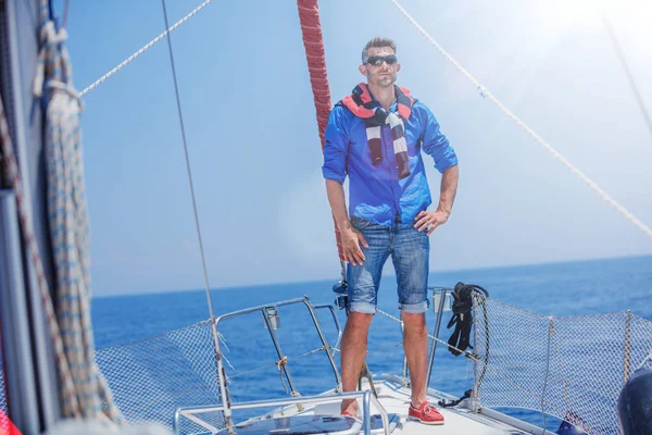 Un joven yate de vela. Vacaciones, personas, viajes — Foto de Stock