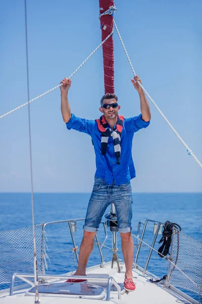 Mladý muž pluje na jachtě. Dovolená, lidé, cestování — Stock fotografie