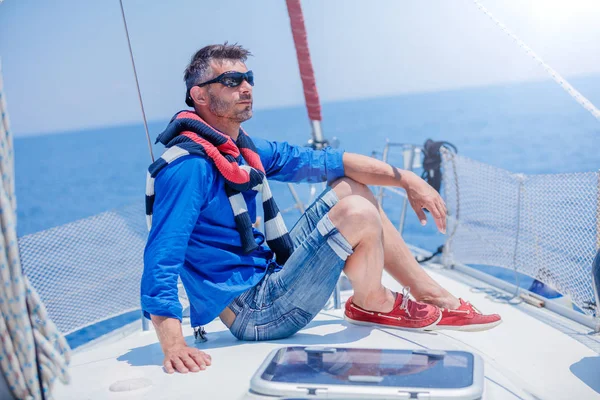 Young man sailing yacht. Holidays, people, travel — Stock Photo, Image