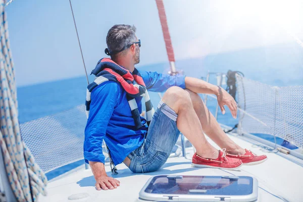 Un joven yate de vela. Vacaciones, personas, viajes — Foto de Stock