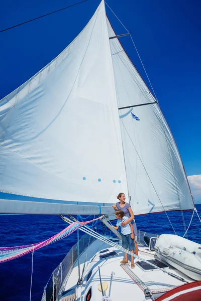 Ragazzo con la sorella a bordo di yacht a vela in crociera estiva. — Foto Stock