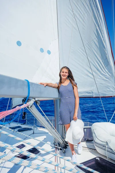 Hermosa chica relajante en yate en Grecia — Foto de Stock