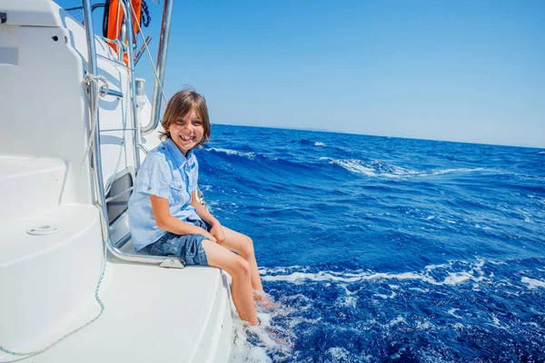 Niño a bordo de un yate de vela en un crucero de verano. Aventura de viaje, yates con niños en vacaciones en familia. — Foto de Stock