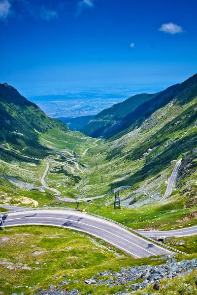 Transfagarasan passam no verão. Cruzando montanhas dos Cárpatos na Romênia, Transfagarasan é uma das estradas de montanha mais espetaculares do mundo . — Fotografia de Stock