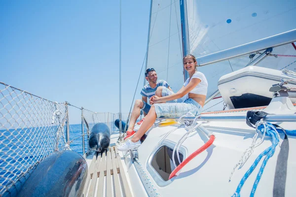 Father with adorable daughter resting on yacht — Stock Photo, Image