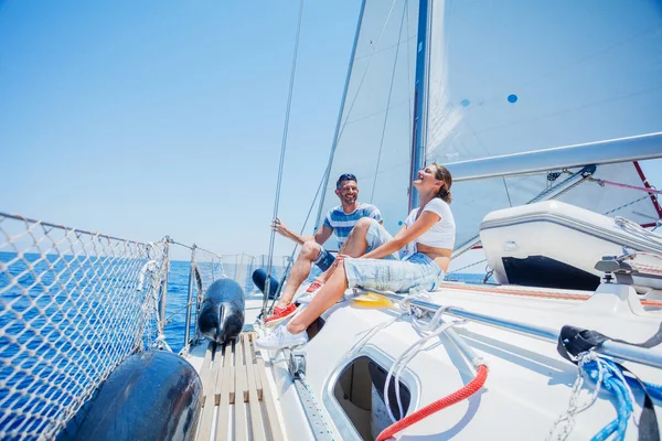 Padre con adorabile figlia che riposa su uno yacht — Foto Stock