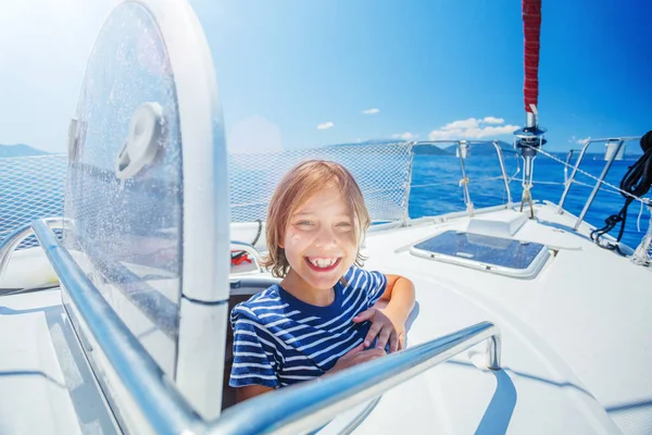 Malý chlapec na palubě plachetnice na letní plavbě. Cestovní dobrodružství, jachting s dítětem na rodinné dovolené. — Stock fotografie