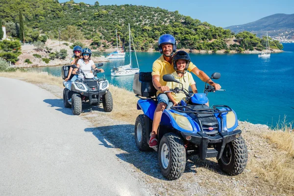 Aile Quad bisiklet sürme. Sevimli çocuk ve babası quadricycle üzerinde. Yunanistan adada motor çapraz sporları. Aile yaz tatil aktivitesi. — Stok fotoğraf