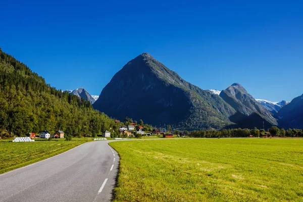 Paisagem norueguesa com estrada e montanhas verdes. Noruega — Fotografia de Stock