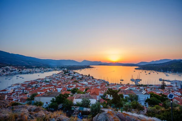 Pôr do sol na ilha de Poros no mar Egeu, Grécia — Fotografia de Stock