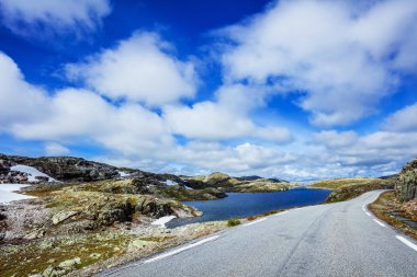 Güzel doğa Norveç doğal peyzaj road, fiyort ve dağ ile.