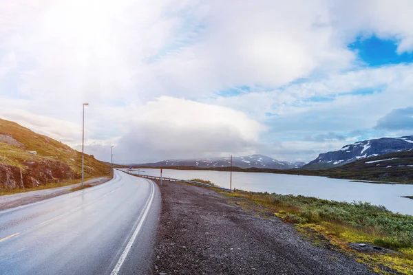 Bela natureza Noruega paisagem natural com estrada, fiorde e montanha . — Fotografia de Stock