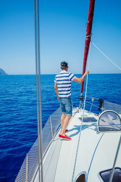 Νεαρός που ταξιδεύει με σκάφος. Διακοπές, άνθρωποι, ταξίδια — Φωτογραφία Αρχείου