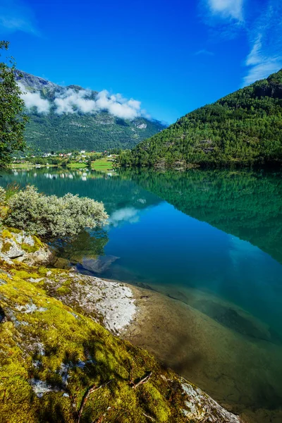 Bella Natura Norvegia paesaggio naturale con fiordo e montagna . — Foto Stock