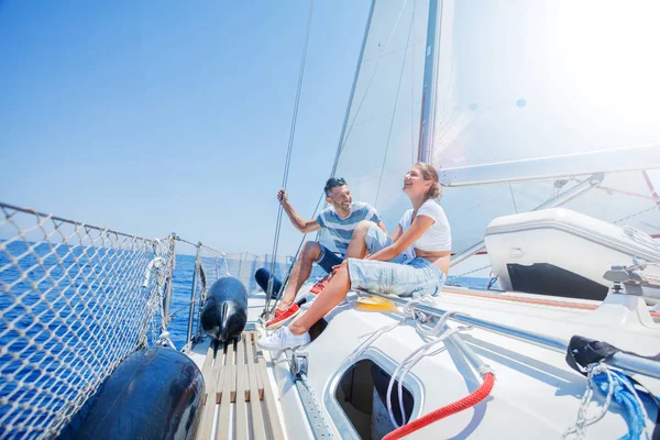 Apa imádnivaló lánya pihen a yacht — Stock Fotó