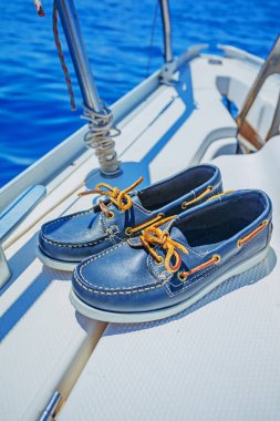 Beyaz yat güvertesinde bir çift Tepeliydi. Yachting