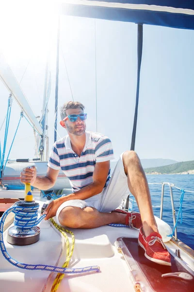 Young man sailing yacht. Holidays, people, travel — Stock Photo, Image