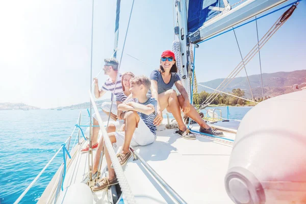 Rodina s rozkošnými dětmi odpočívající na jachtě — Stock fotografie