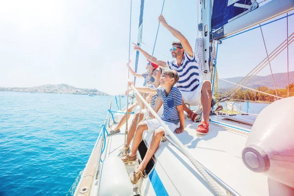 Familj med bedårande barn vilar på yacht — Stockfoto