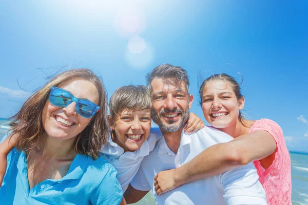 Bonne famille s'amuser à la plage ensemble. Fun mode de vie heureux dans les loisirs d'été — Photo