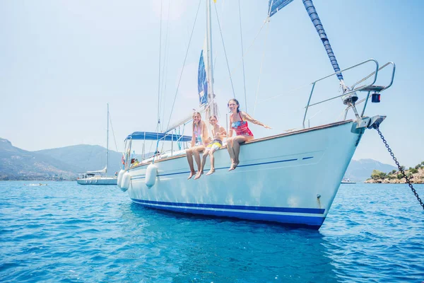 Familj med bedårande barn vilar på yacht — Stockfoto