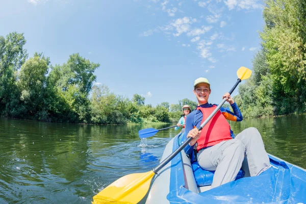 Happy family kayaking on the river on a sunny day during summer vacation — Stock Photo, Image