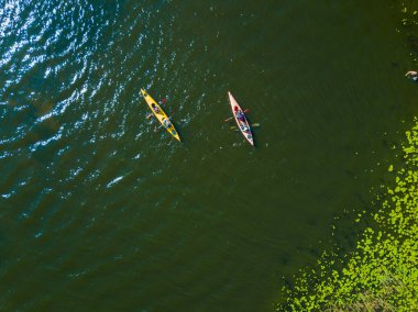 Hava dron kuşlar güzel Nehir Eskimo Kayığı binmek zevk iki çocuklu mutlu bir aile fotoğrafı görünümü göz. Küçük çocuk ve genç kız sıcak yaz gününde Kayak. Su spor eğlence.