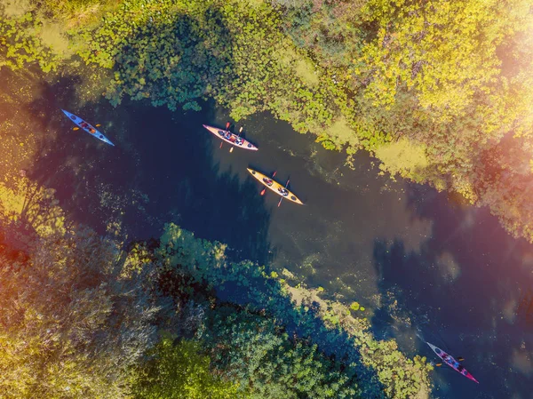 Letecká dron ptačí pohled Foto šťastná rodina s dvěma dětmi těší kajakem na krásné řeky. Boy a dospívající děvče kajaku na horkém letním dni. Vodní sport zábava. — Stock fotografie