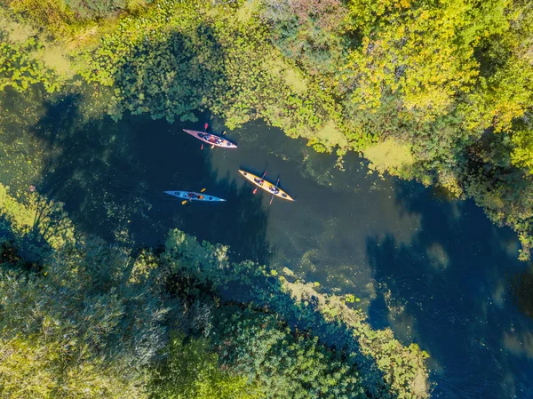 Luchtfoto drone vogels eye foto weergeven van gelukkige familie met twee kinderen genieten van de kajak rit op de prachtige rivier. Jongen en tiener meisje kajakken op een warme zomerdag. Water sport plezier. — Stockfoto