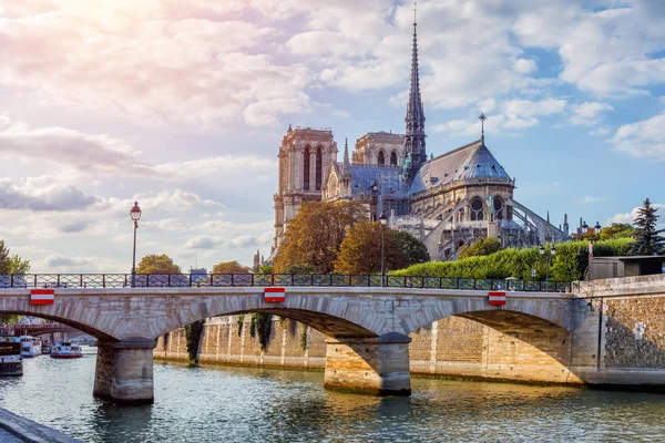 巴黎圣母院大教堂的华丽日落与云，巴黎，法国 — 图库照片