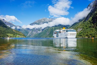 Hurtigruten yolcu gemisi Geirangerfjord, Norveç'in en popüler yerlerinden biri yelken