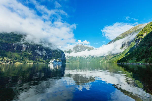 Hurtigruten crucero navegando en el Geirangerfjord, uno de los destinos más populares de Noruega — Foto de Stock