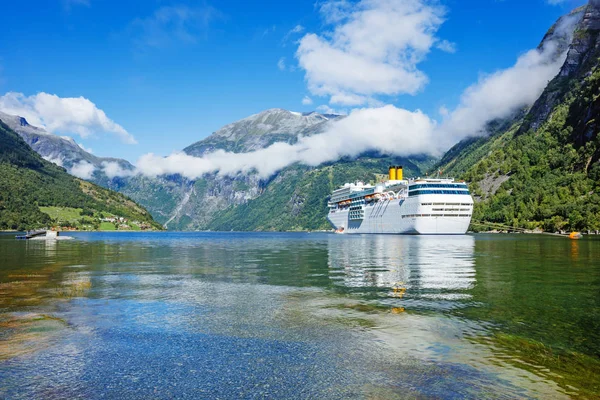 Hurtigruten paquebot naviguant sur le Geirangerfjord, l'une des destinations les plus populaires en Norvège — Photo