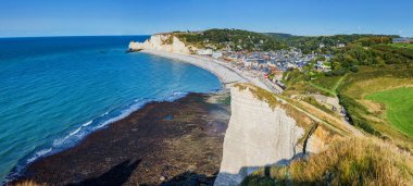 Güzel manzara uçurum, Etretat şehir ve güneşli bir bahar günü İngilizce kanalda. Etretat, Seine-Maritime bölüm, Normandy, Fransa.
