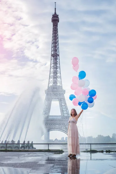 Dream Travel-fiatal nő léggömb gyaloglás közelében Eiffel-torony Párizsban — Stock Fotó