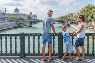 Paris, Fransa'da tatil zevk üç Mutlu aile