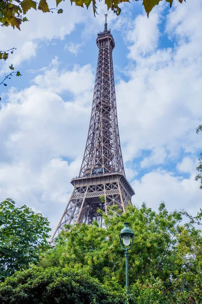 Gyönyörű kilátás a híres Eiffel-torony Párizsban, Franciaországban — Stock Fotó