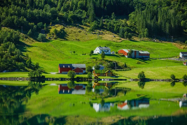 Krásná příroda, přírodní krajina s fjordem, domy a horami. — Stock fotografie