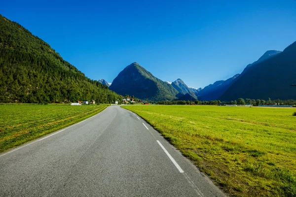 Noorse landschap met weg- en groene bergen. Noorwegen — Stockfoto