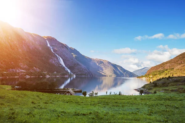 Atemberaubende Aussicht auf die Natur mit Fjord und Bergen. schöne Reflexion. Liegeplatz: skandinavische Berge, Norwegen. — Stockfoto